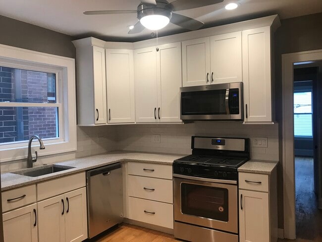 Kitchen - 3657 N Hoyne Ave