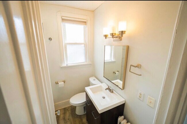 Building Photo - 128 Meigs St
