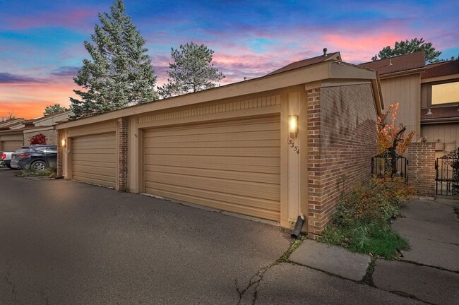 Building Photo - Available now 11/17/23 3 BED / 2.5 BATH CO...