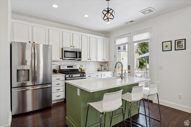 Building Photo - 10606 S Redknife Dr