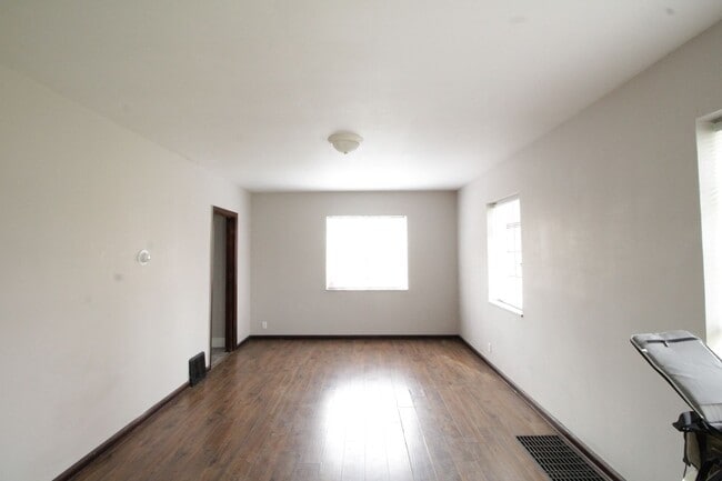 Building Photo - 1 Bedroom on S High St