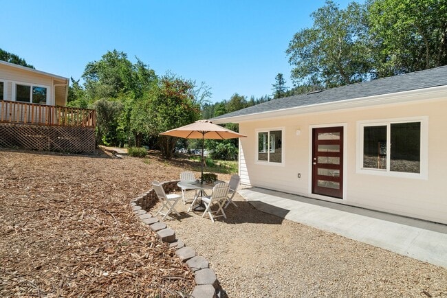 Building Photo - 205-205B Apple Knoll