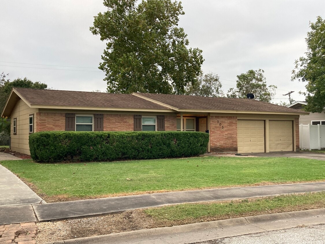 703 Gardenia Ln, Victoria, TX 77904 House Rental in Victoria, TX