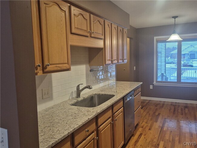 Foto del edificio - 100 Midlake Cir