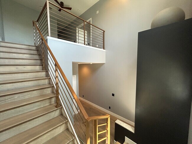 Building Photo - 2315 E Pinchot Ave