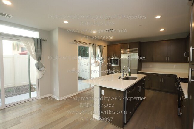 Foto del edificio - 2041 N Orange Olive Rd