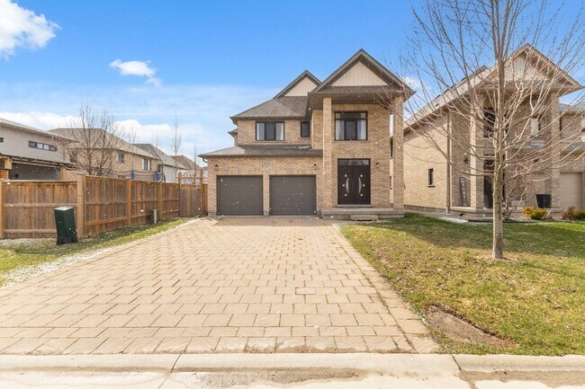 Photo du bâtiment - 4 Bedroom Home for Rent in Cedar Hollow, London Ontario | Family Living with Space & Style