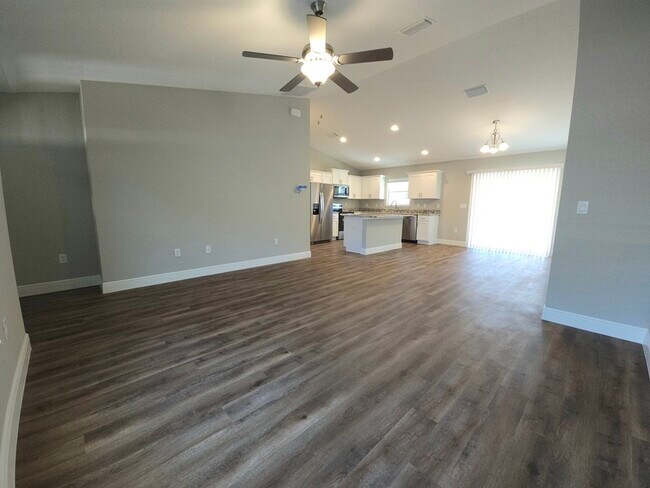 Foto del edificio - 7244 N Glenridge Cir