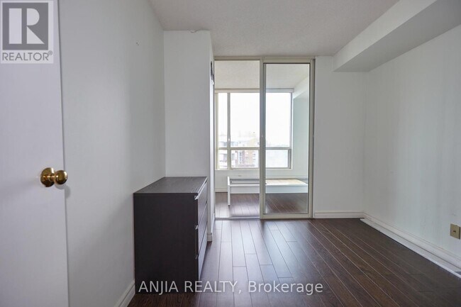 Photo du bâtiment - 5765-5765 Yonge St