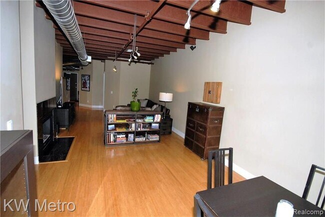 Building Photo - 1103 N Main St