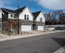 Building Photo - 721 E Zekes Ct