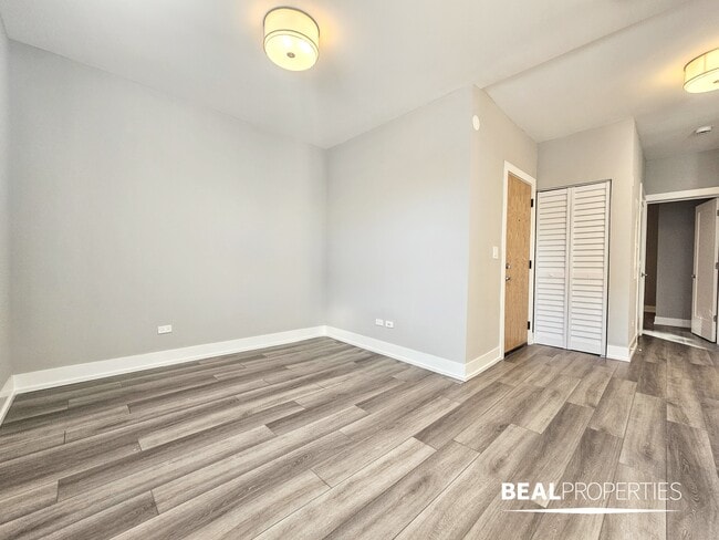 Building Photo - 3935 N Janssen Ave