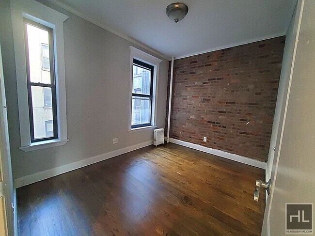 Building Photo - SPACIOUS GRAMERCY PARK 3 BEDROOM - WON'T L...