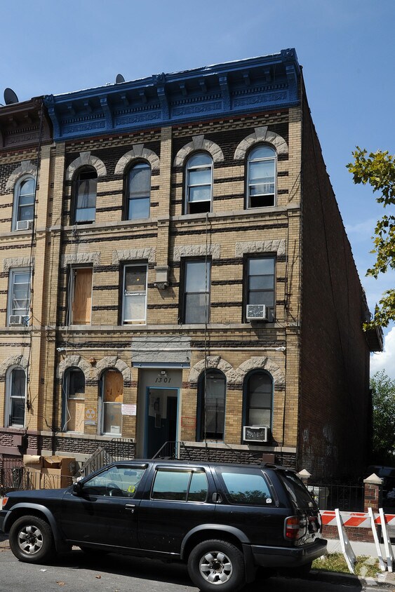Building Photo - 1301 Putnam Ave