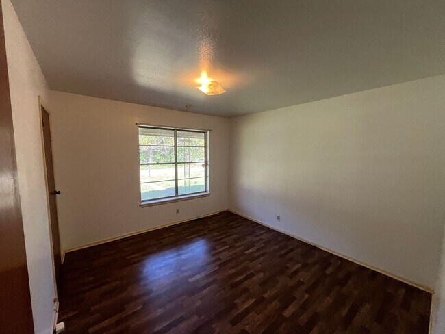 Building Photo - Spacious 4 Bed 2 Bath Home!