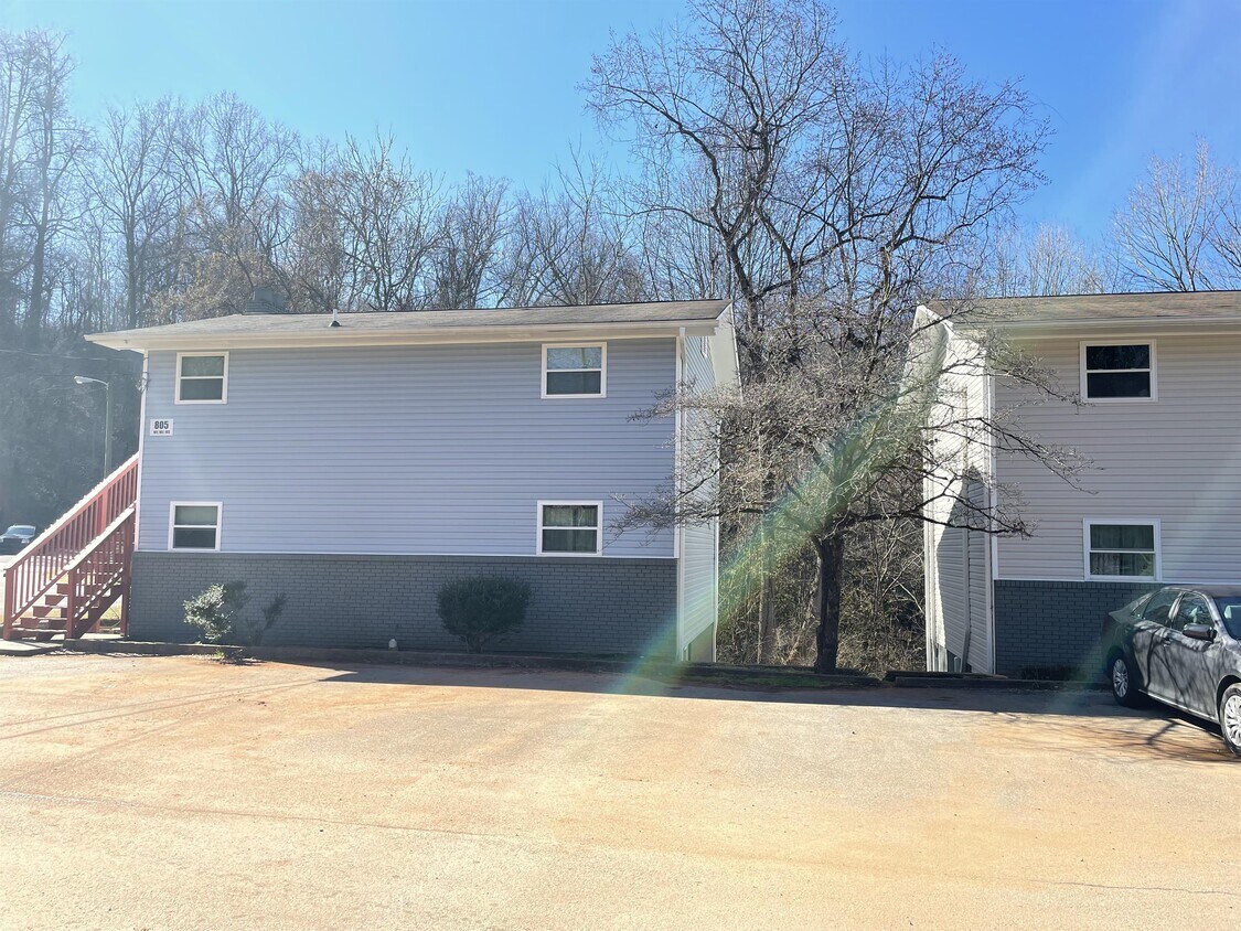 Building Photo - 805 E Red Bud Rd