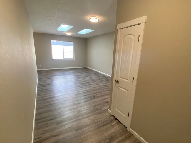 Building Photo - 556