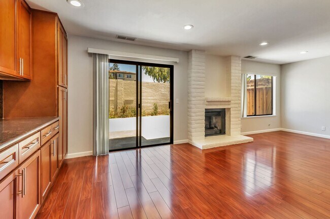 Foto del edificio - 3-Bedroom 2.5-Bathroom Santa Clara Townhome