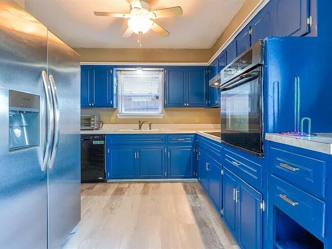 Building Photo - 2001 N McKinley Ave