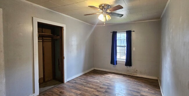 Building Photo - 528 E Lake St