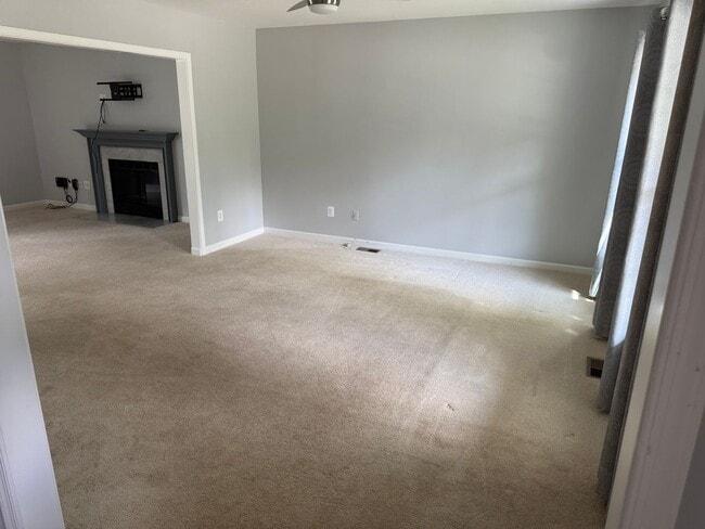 Building Photo - Gorgeous 5 Bed 3.5 Bath Single Family Home...