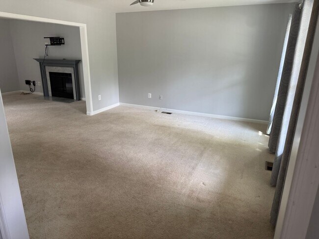Foto del edificio - Gorgeous 5 Bed 3.5 Bath Single Family Home...