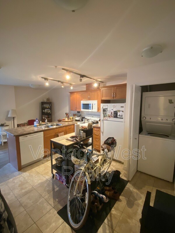Photo du bâtiment - 203-598 Sutherland Ave