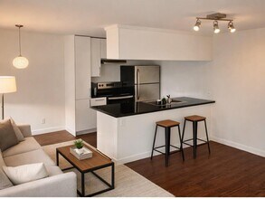 Building Photo - 415 W 39th St