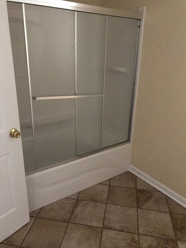 Building Photo - Large 3 Bedroom 2 bath