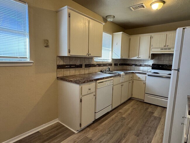 Foto del edificio - 2704 NW Friar Tuck Ln