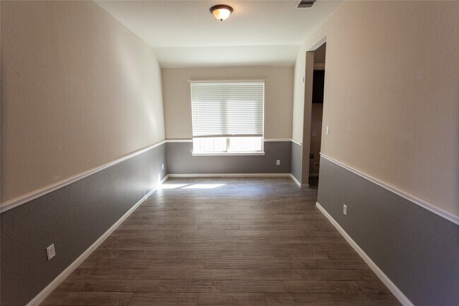 Foto del edificio - 5826 Euclid Loop