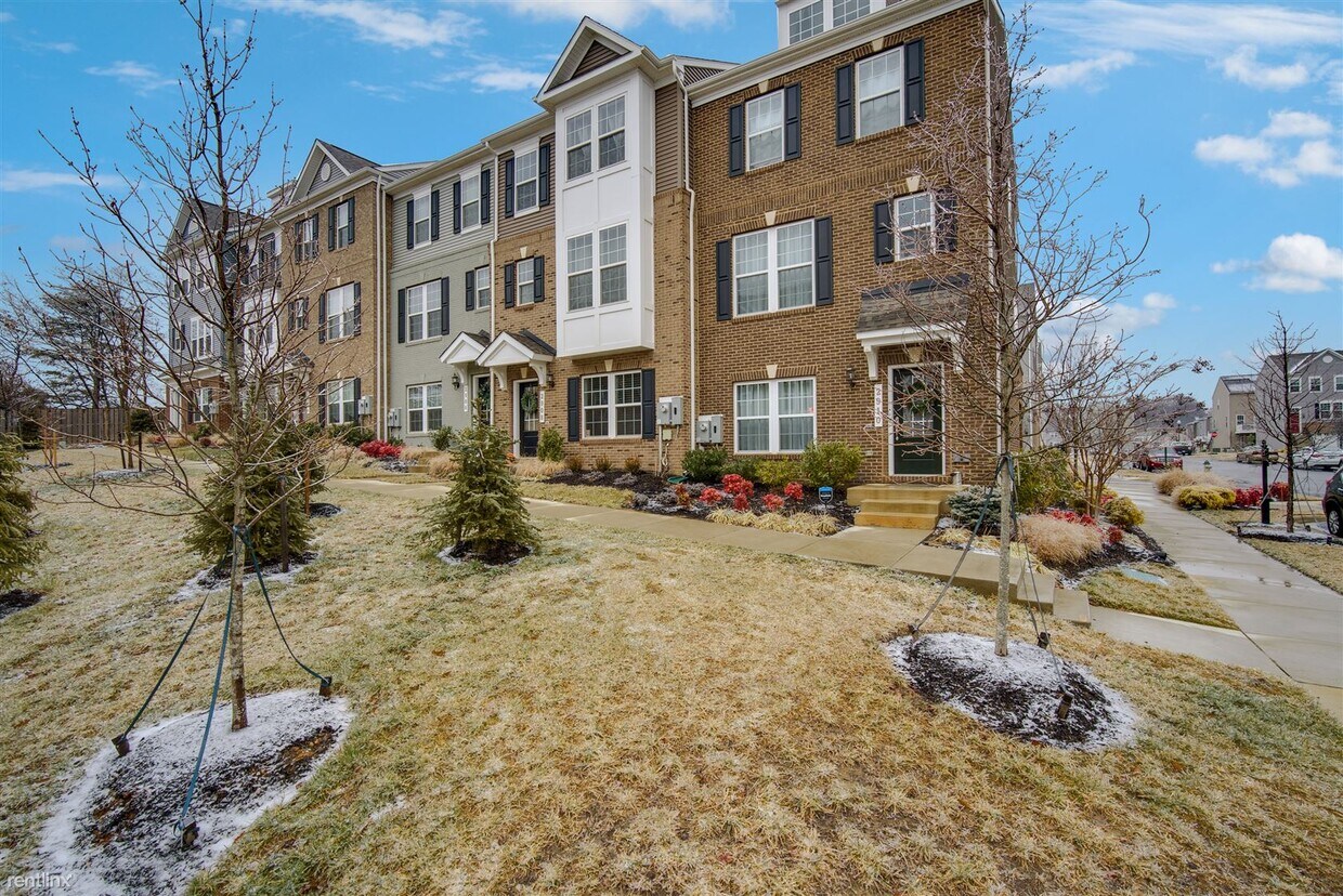 Foto principal - 3 br, 2.5 bath Townhome - 2908 Pinebrook Rd