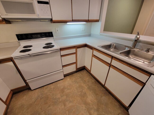 Building Photo - Super spacious 1 bedroom condo in South Boulder with reserved parking
