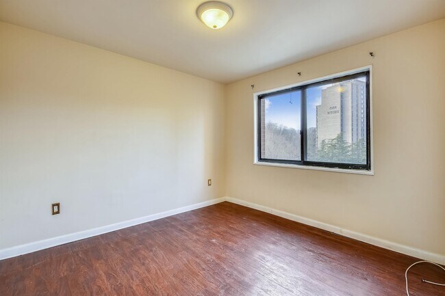 Building Photo - 7611 Maple Ave