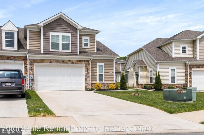 Building Photo - 3 br, 2.5 bath House - 20228 Huntington Court