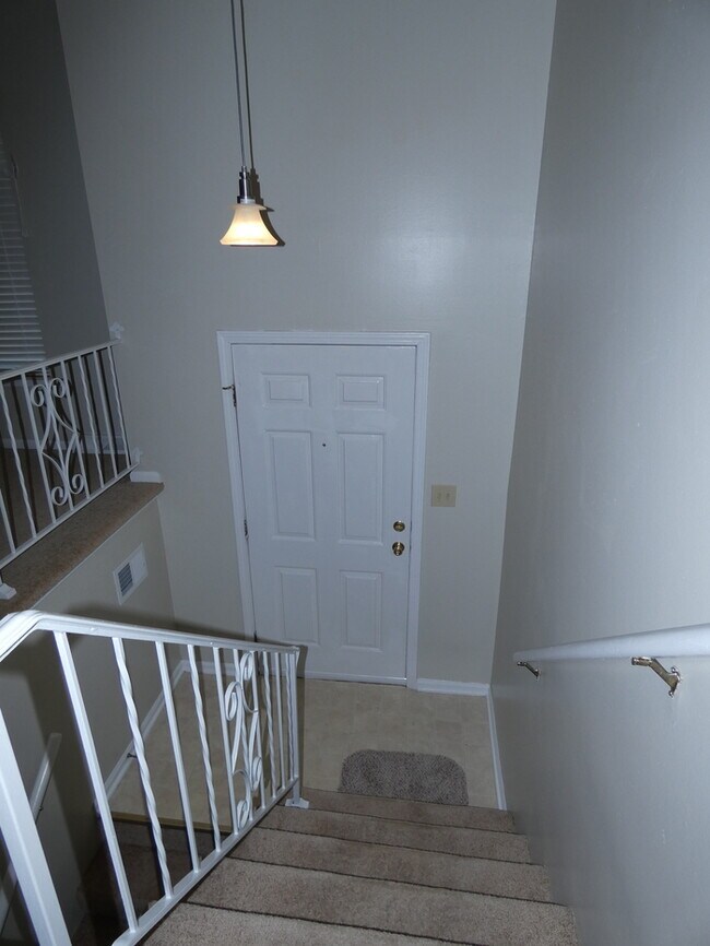 Building Photo - Beautiful Updated Town Home!