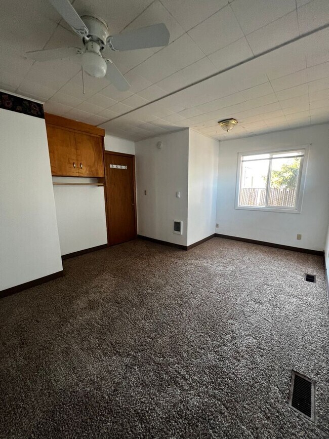 Building Photo - 802-806 Queen Ave SE