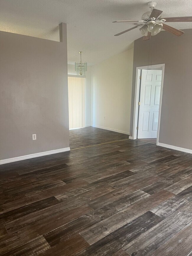 Foto del edificio - Wonderful 2 bedroom home with Addition Den or Office, Great Location