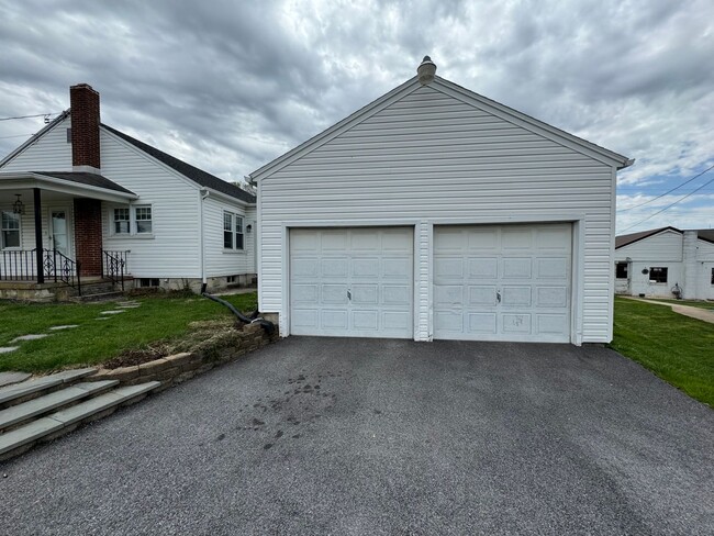 Foto del edificio - 1st floor living with 2 car garage