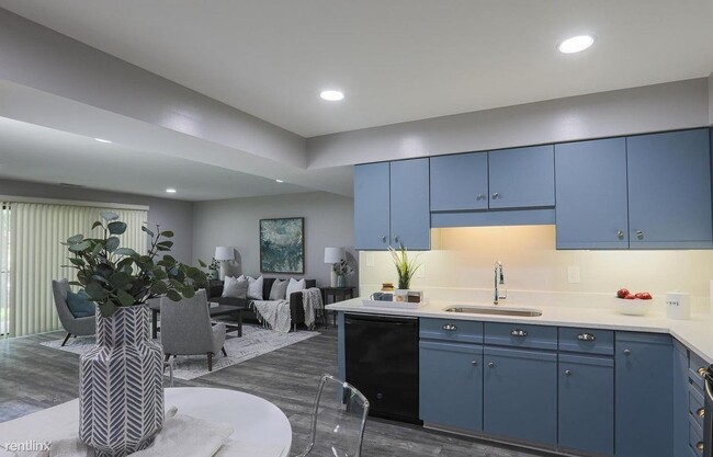 Building Photo - 1 br, 1.5 bath Condo - 2903 Fallstaff Rd