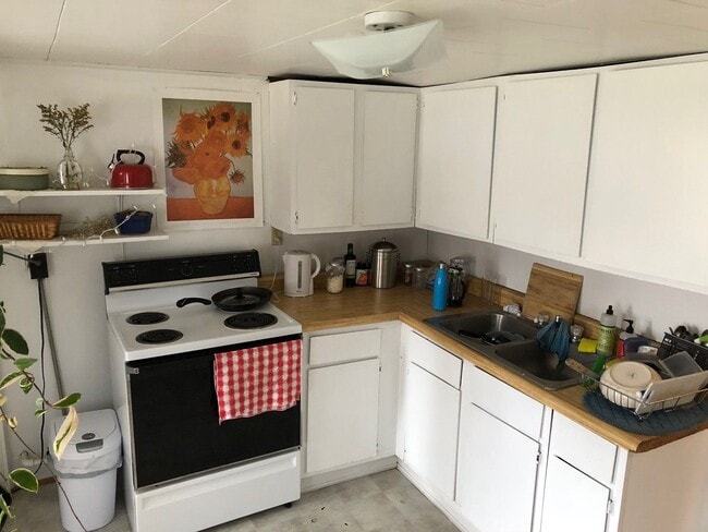 Building Photo - 1 bedroom, 1 bath duplex: Available August 2026!