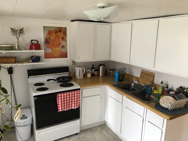 Foto del edificio - 1 bedroom, 1 bath duplex: Available August 2026!