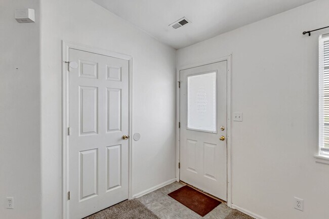 Foto del edificio - Charming 3-Bedroom Home in a Prime Location