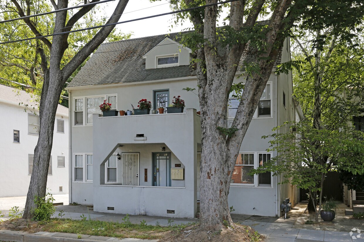 Building Photo - 717-719 26th St