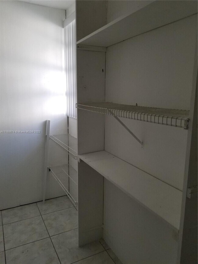 Foto del edificio - 7590 NW South River Dr
