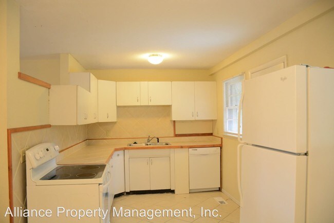 Building Photo - 4 br, 2 bath Room For Rent - 2035 Tecumseh