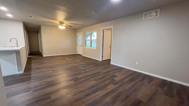 Foto del edificio - 3705 Elkhart Ave