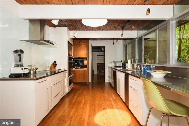 Foto del edificio - 74 Woodland Dr