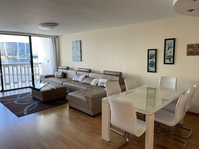 Foto del edificio - 17900 N Bay Rd