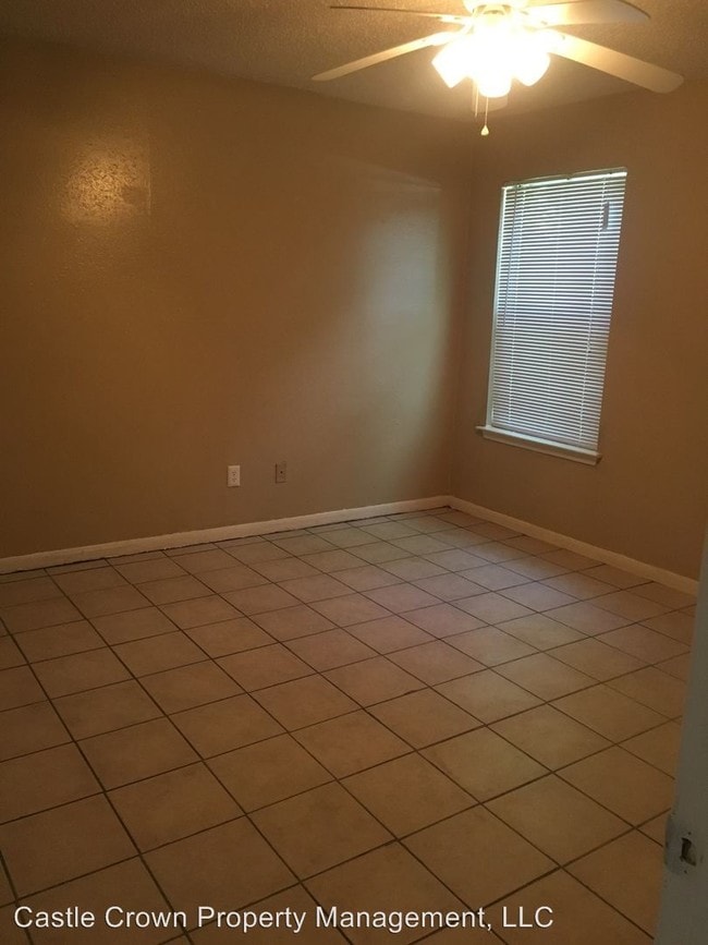 Building Photo - 2 br, 1 bath Apartment - 1111 Sunrise Road